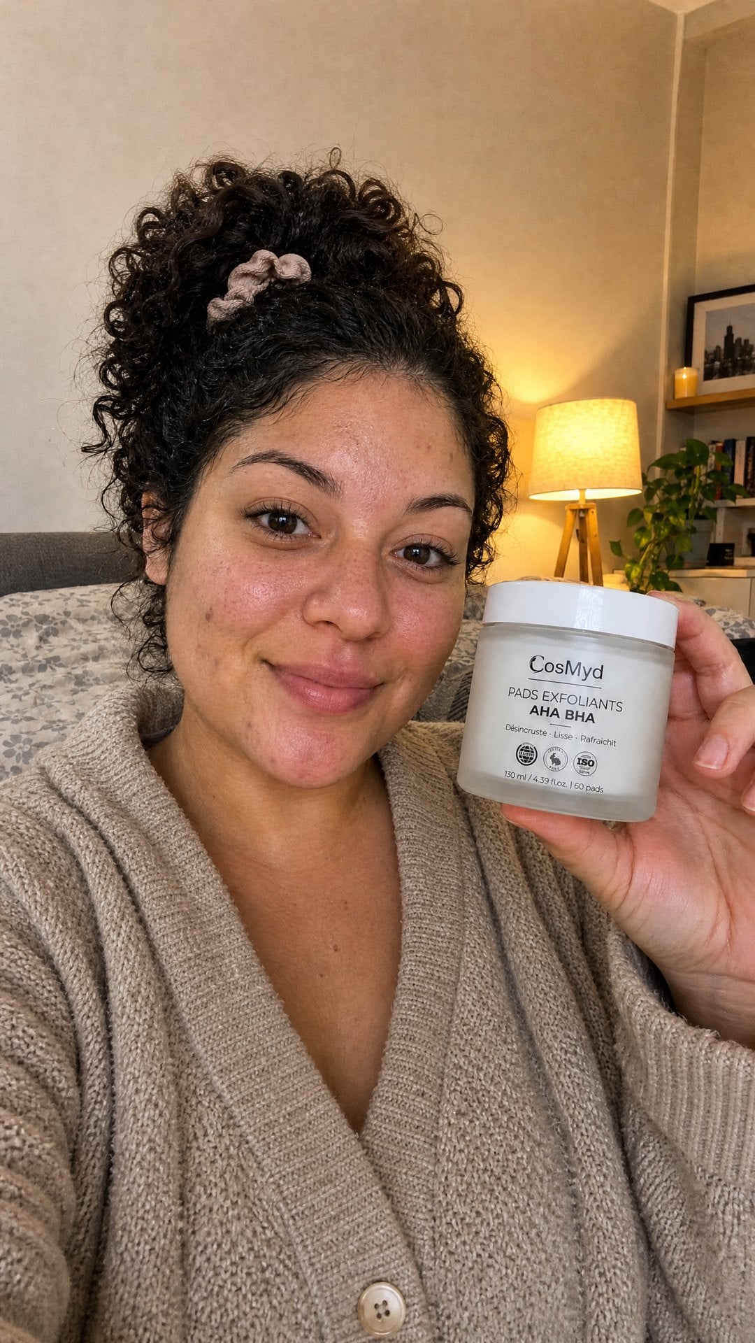 Maëlys avec son pot de pads COSMYD