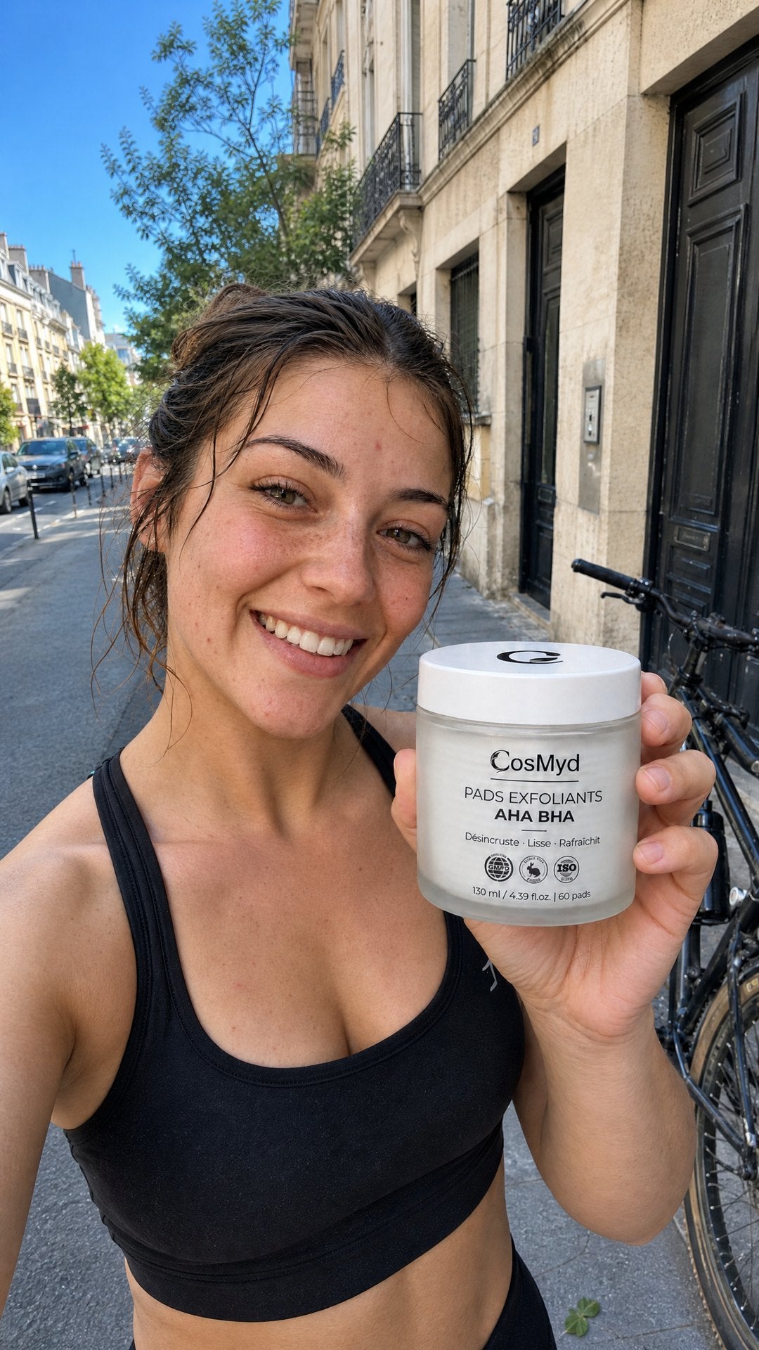 Léa avec son pot de pads COSMYD après le vélo